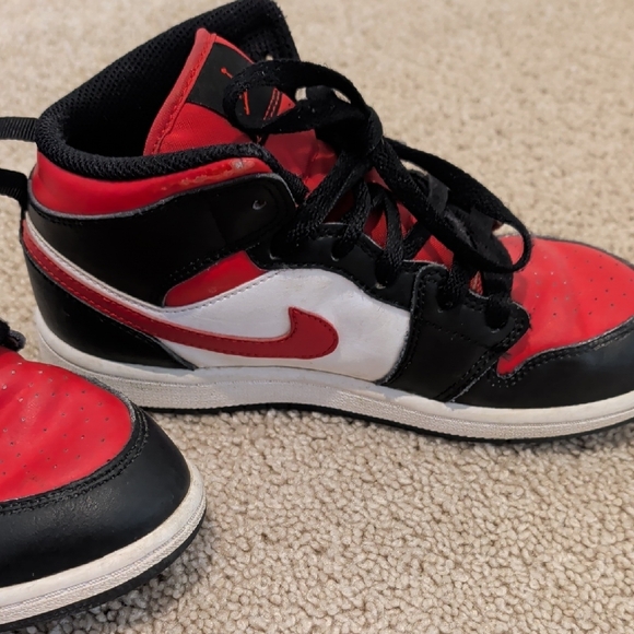 Nike Red Black White Retro High-Top Sneakers - Picture 3 of 9